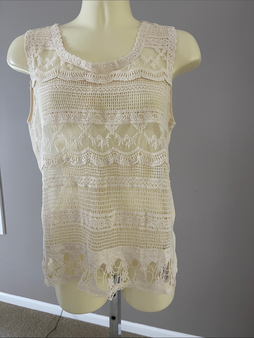 Forever 21 Cream Crochet Lace Sleeveless Top EUC